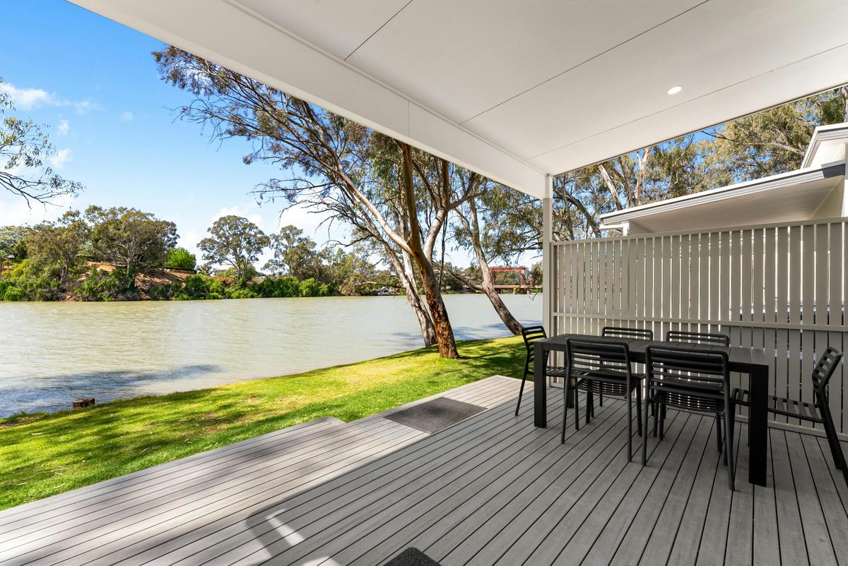 Premium Riverfront Cabins - Sleeps 6