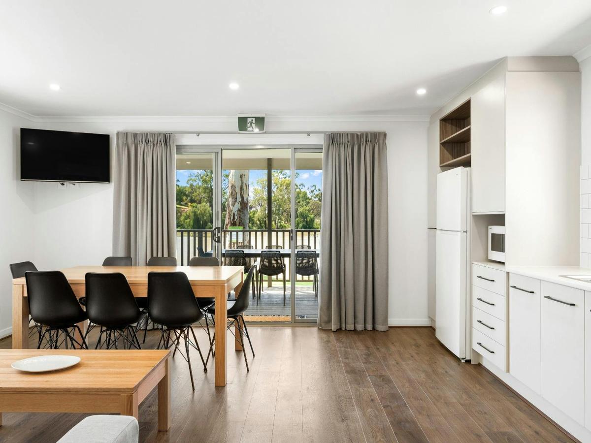 Premium Riverfront Cabins - Sleeps 8