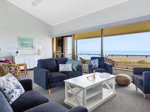 Esplanade 3BR Holiday Home with Beautiful Ocean Views