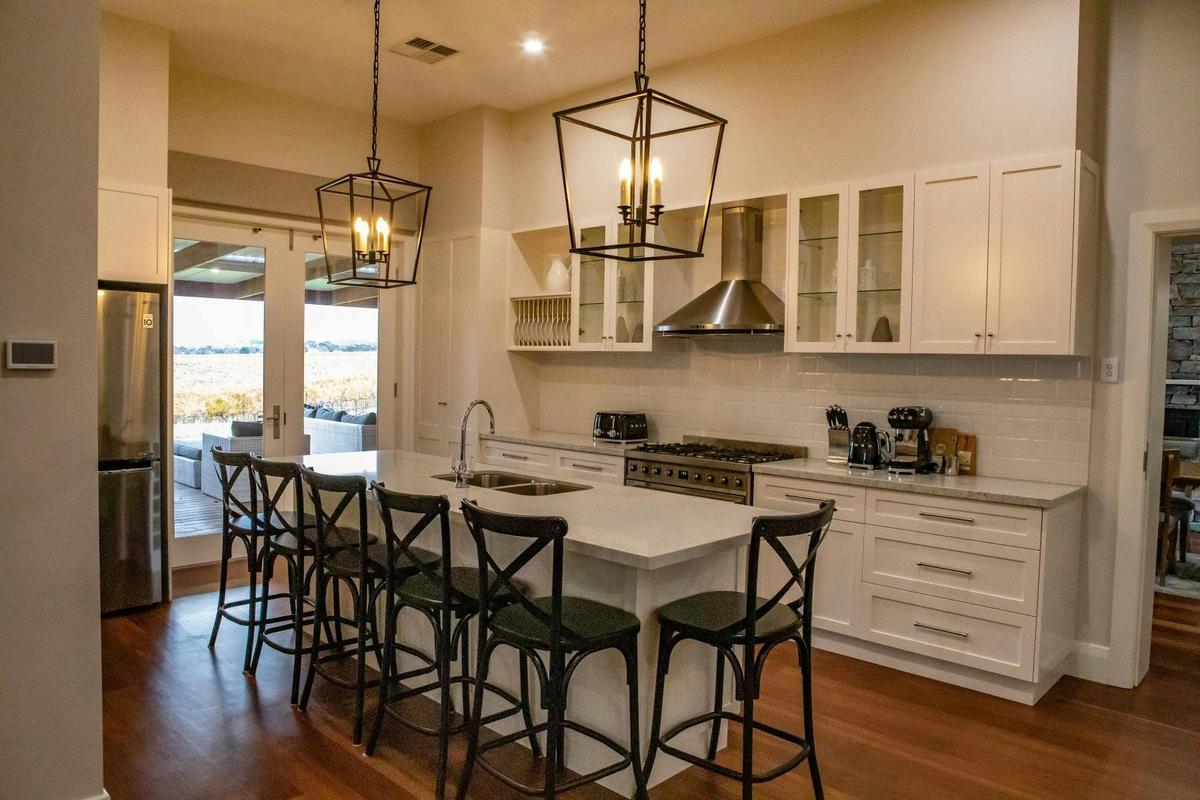 Fine Acres Estate - Kitchen Indelicato Suite