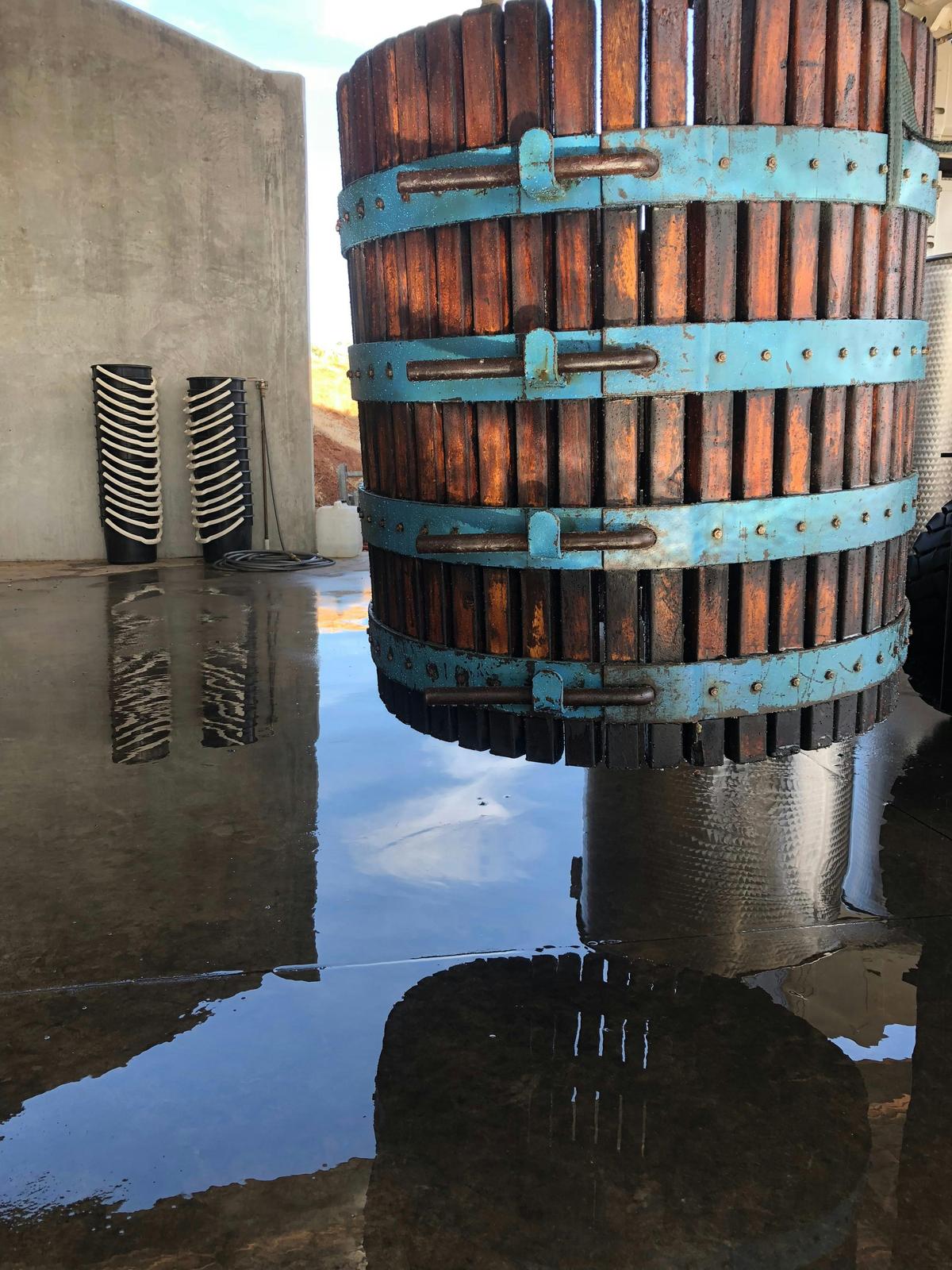 Eperosa basket press and picking buckets