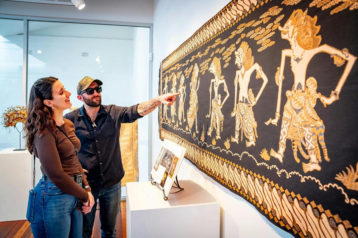 Patrons of FABRIK looking at a tapestry in the gallery