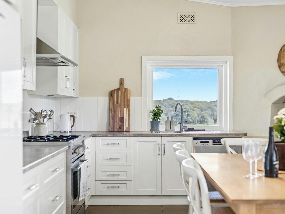 Greenleaf Vineyard Cottage Kitchen