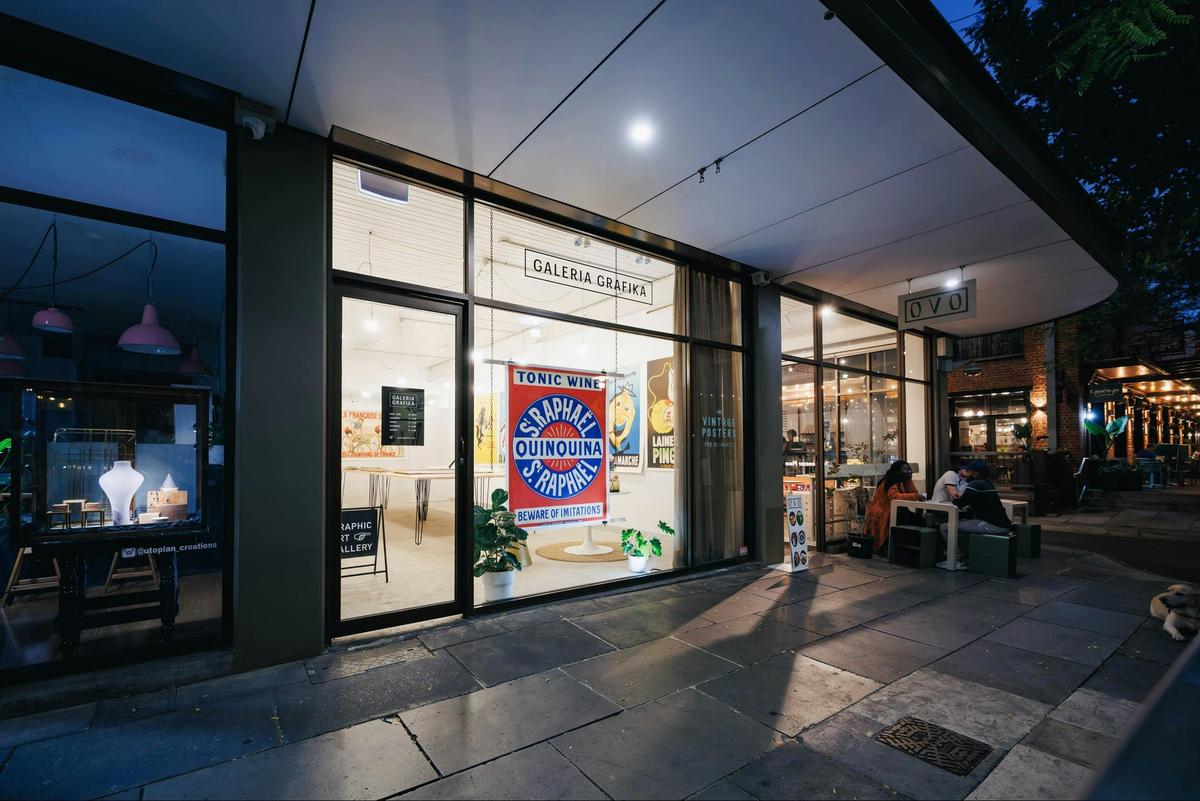 Galeria Grafika Street View at Night