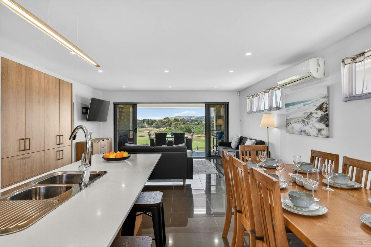 Greenside on Vines - Kitchen Dining with Golf Views
