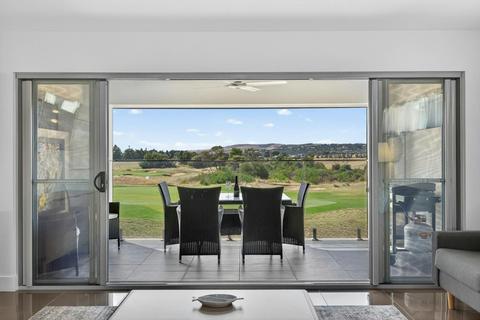 Greenside on Vines - Golfing Family Entertainer