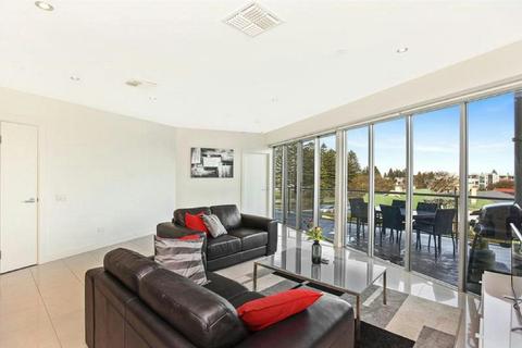 Gallery Resort Style Penthouse 13