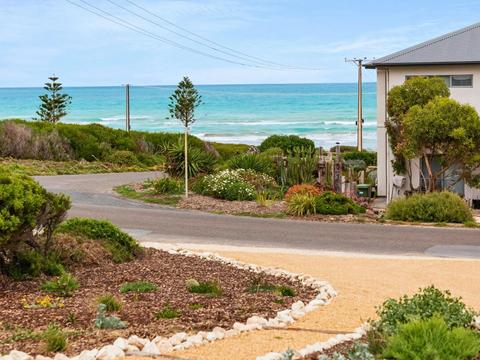 Hampton’s Style Beachside Retreat with Brilliant Ocean Views