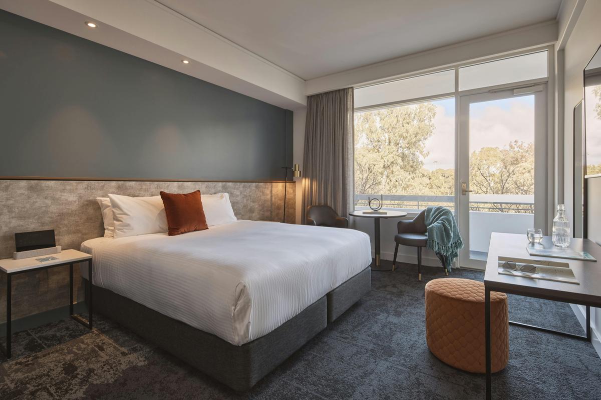 Hotel Alba Parkside King Room