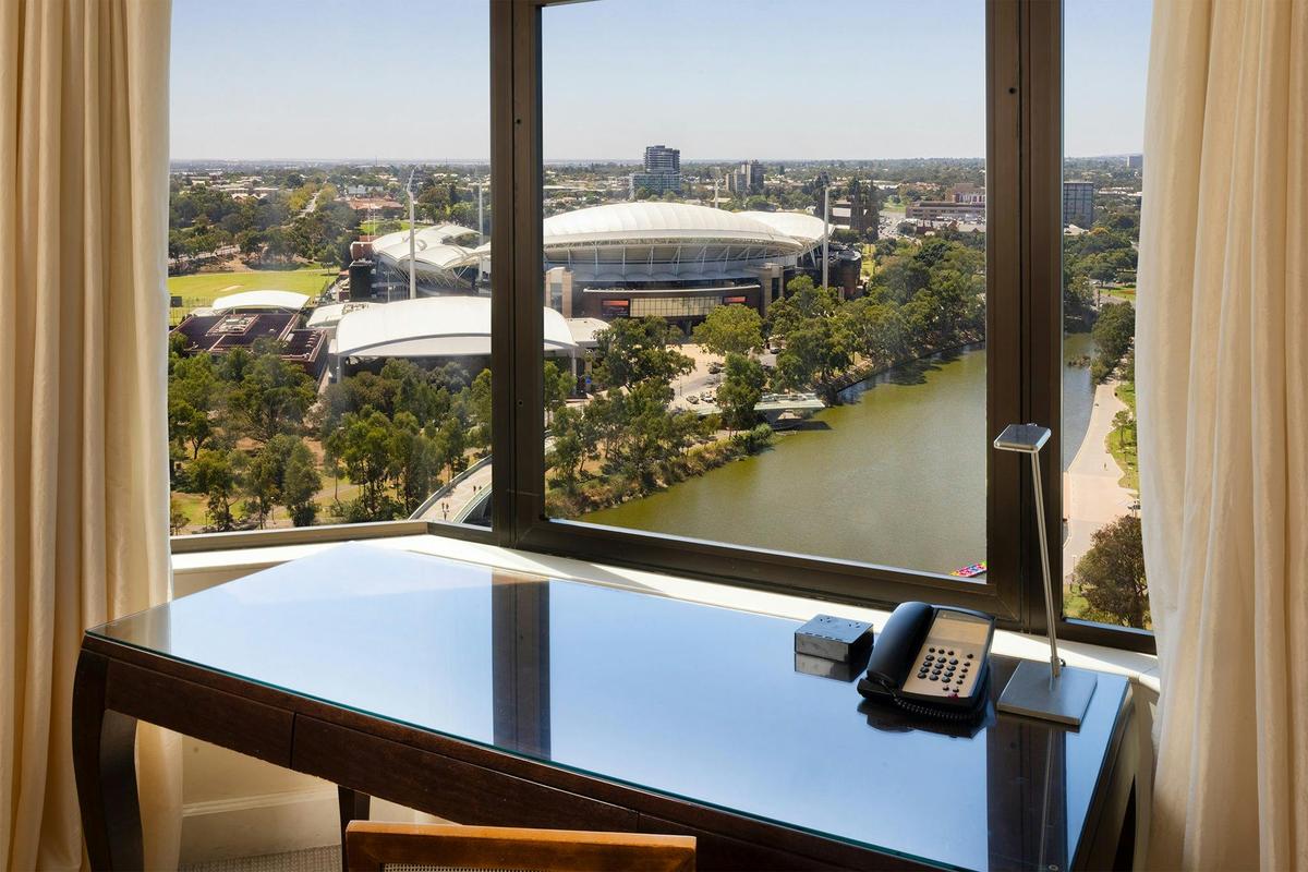 King Classic Panoramic River View Club Lounge Access