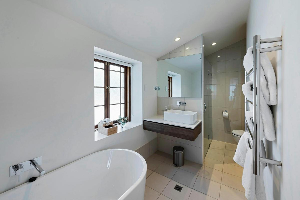 Jacob's Estate Cottage Master Bathroom