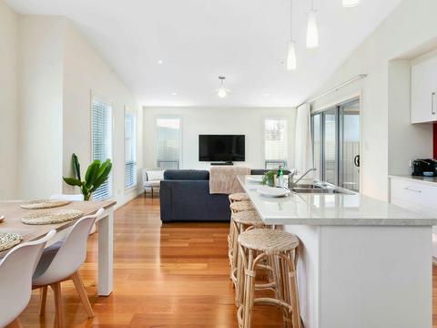 Light Filled Modern & Stylish 3BR Holiday Home