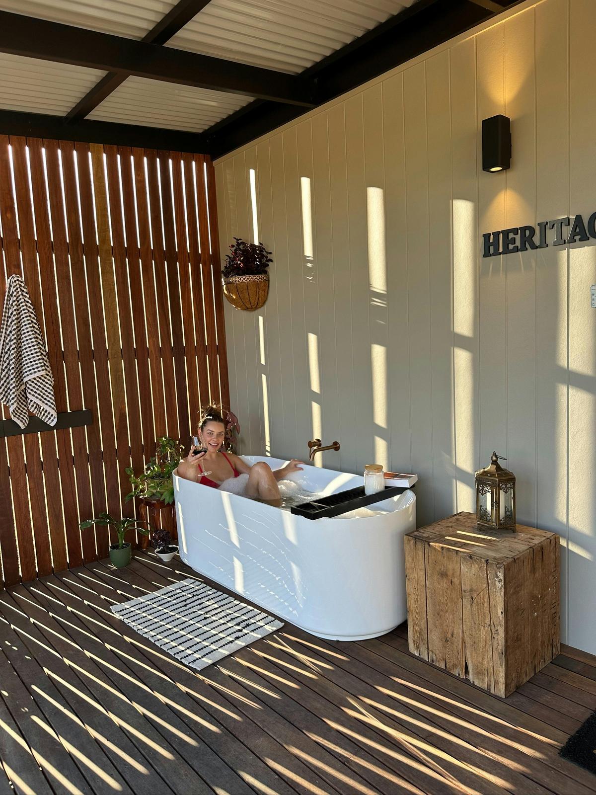 Outdoor bath tub
