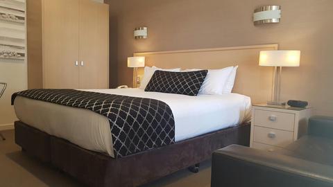 Motel Queen Room