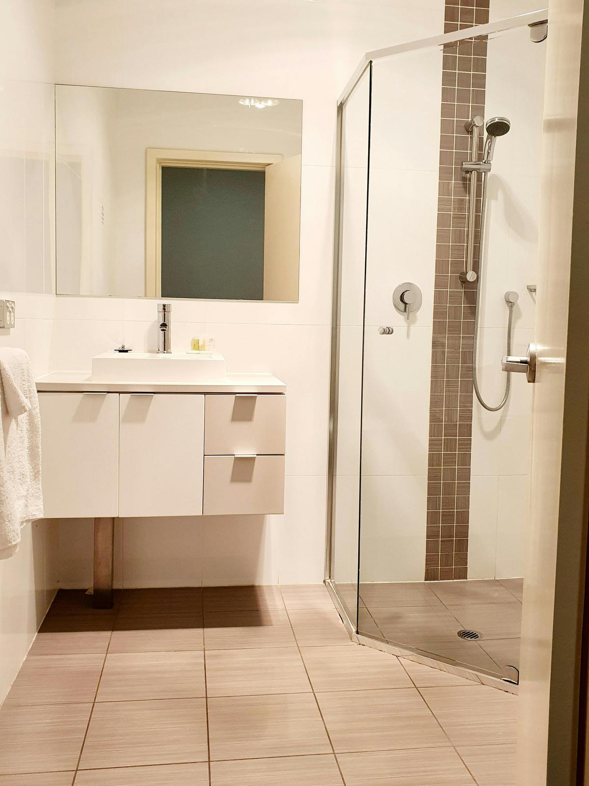 Motel Queen ensuite bathroom