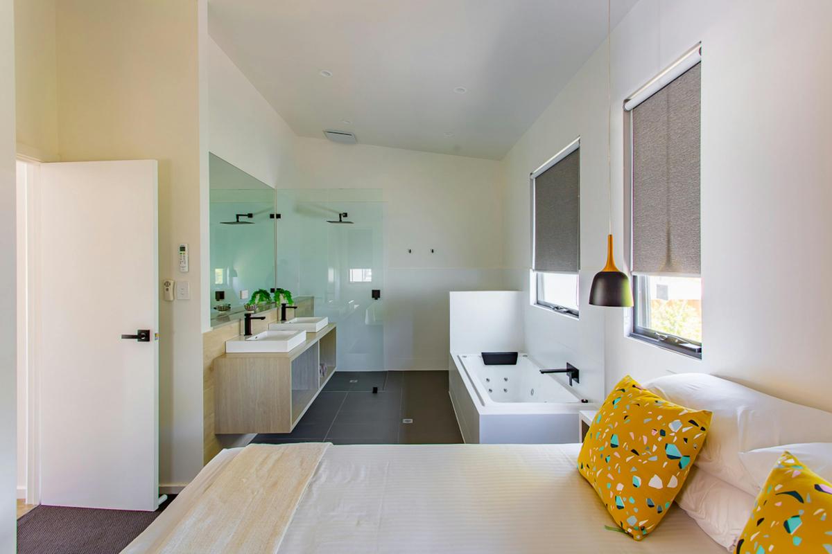 Deluxe Poolside Apartment