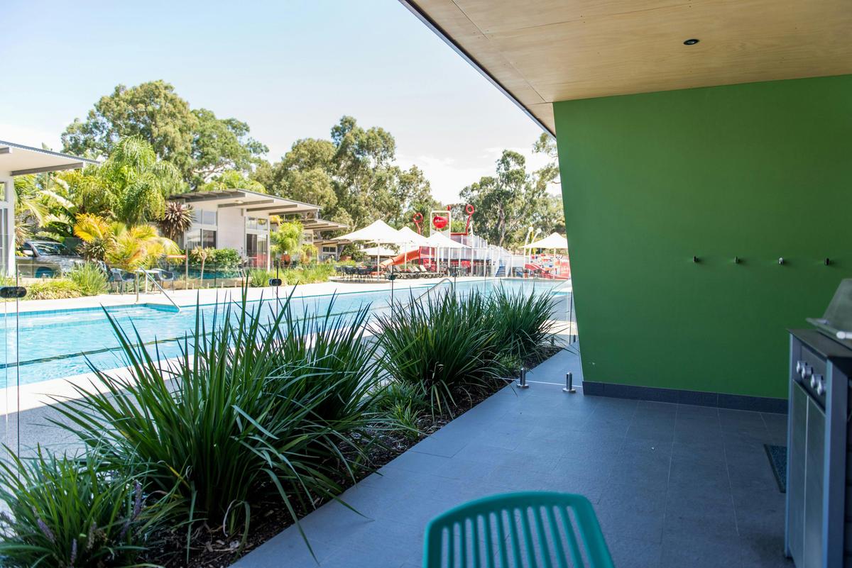 Studio Poolside Apartment
