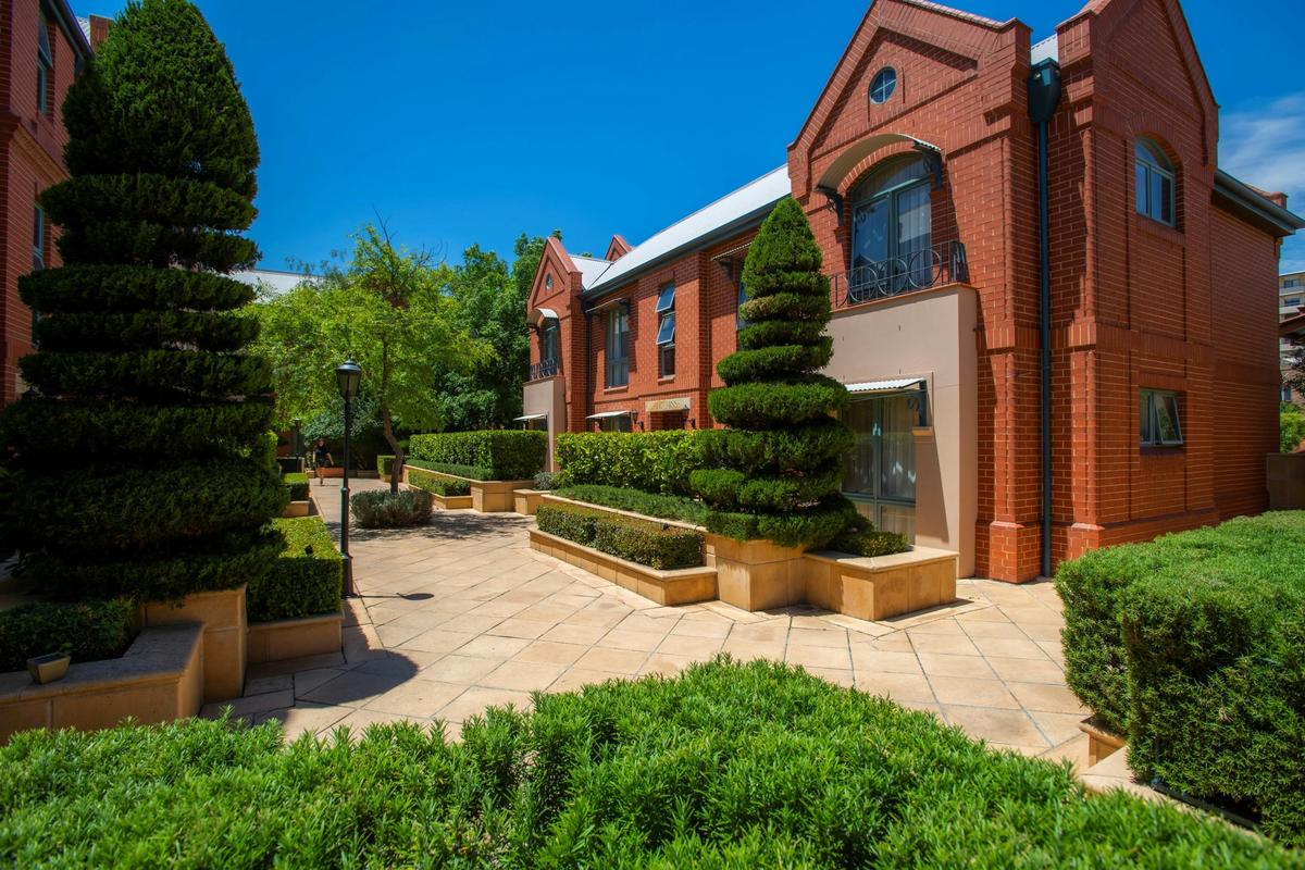 Majestic Old Lion Apartments Courtyard