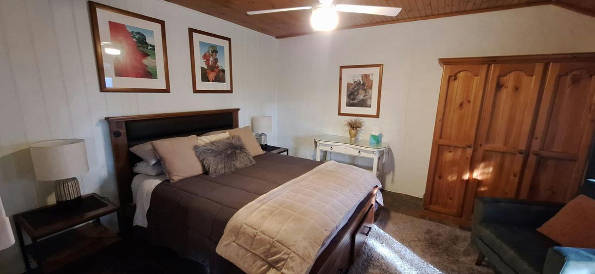 Queen bedroom at Little Para Cottage