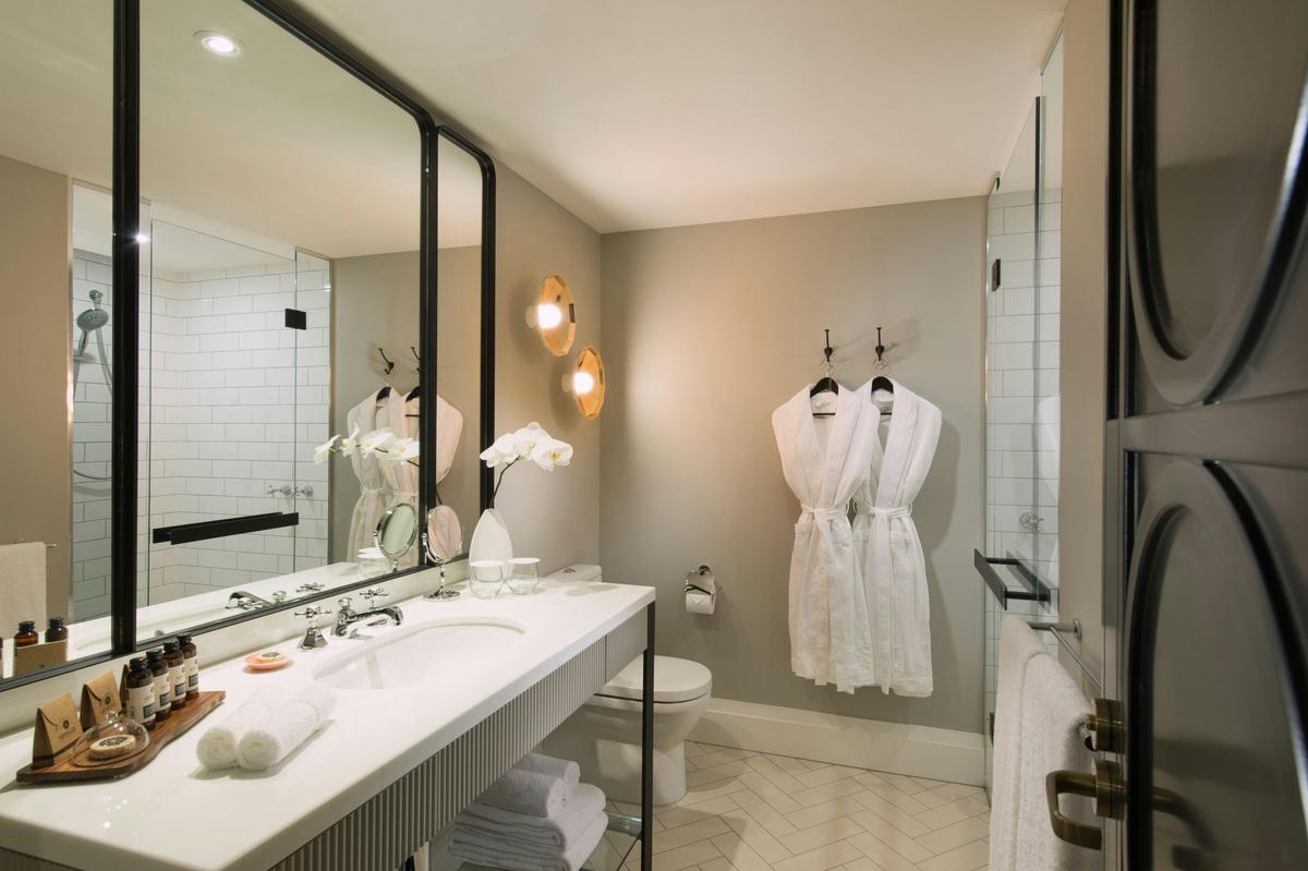 Deluxe King Room Bathroom