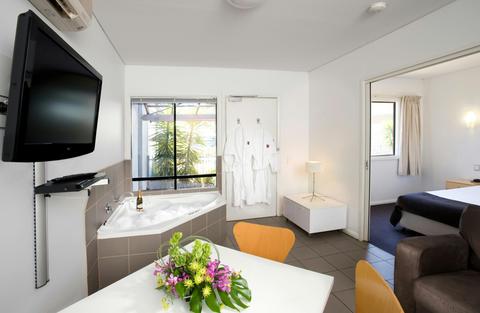 Waterfront 1 Bedroom Spa Apartment