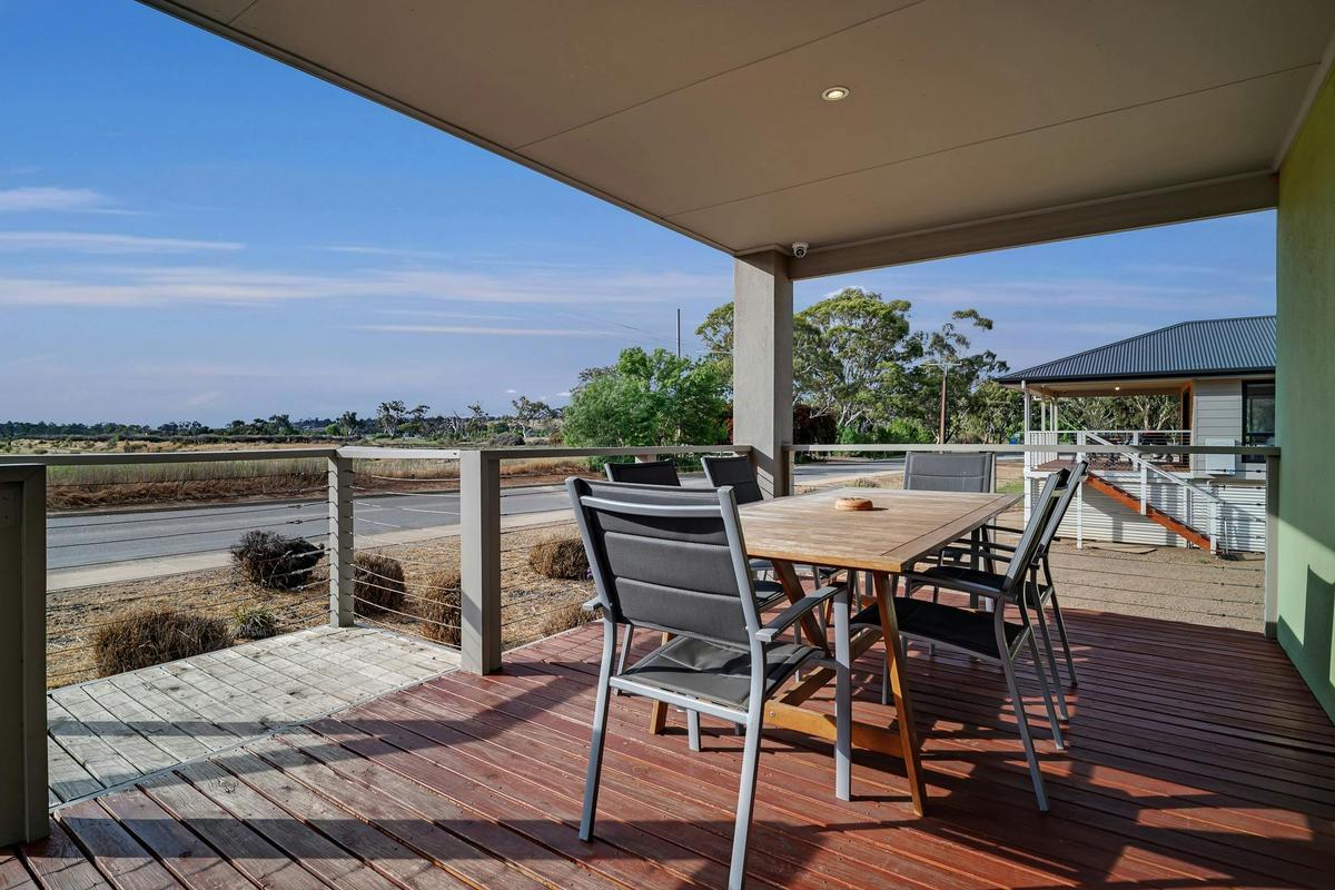 Long Island Retreat - Pelican Front Deck