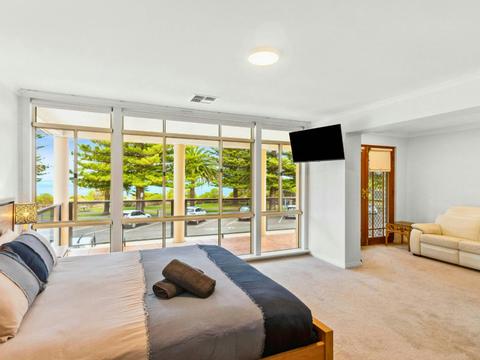 Luxury Ocean Front 3 Bedroom Home in Central Victor Harbor