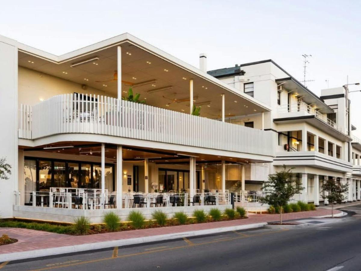 Nanya Bistro - Outside