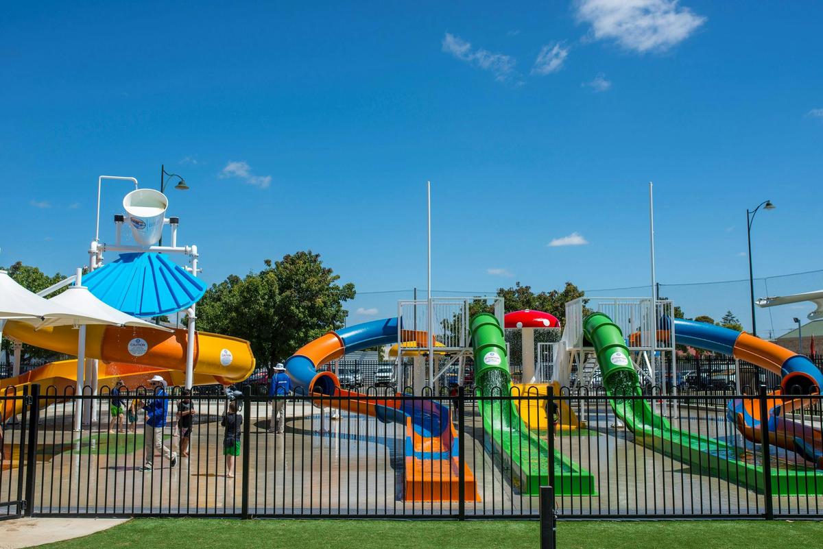The Murray Bridge Water Playground offers 5 waterslides, 50mtr superslide and toddlers water feature