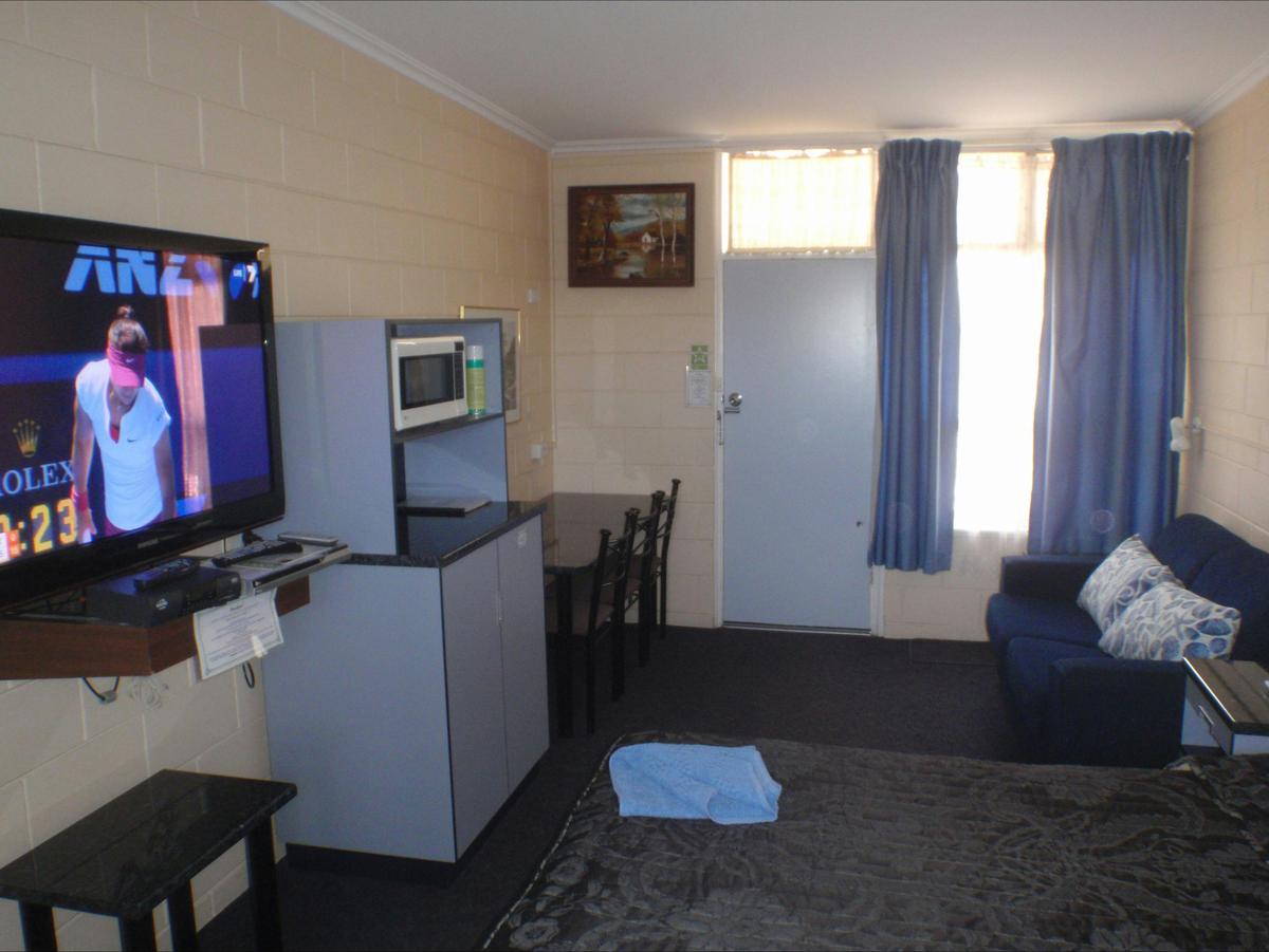 King room with couch