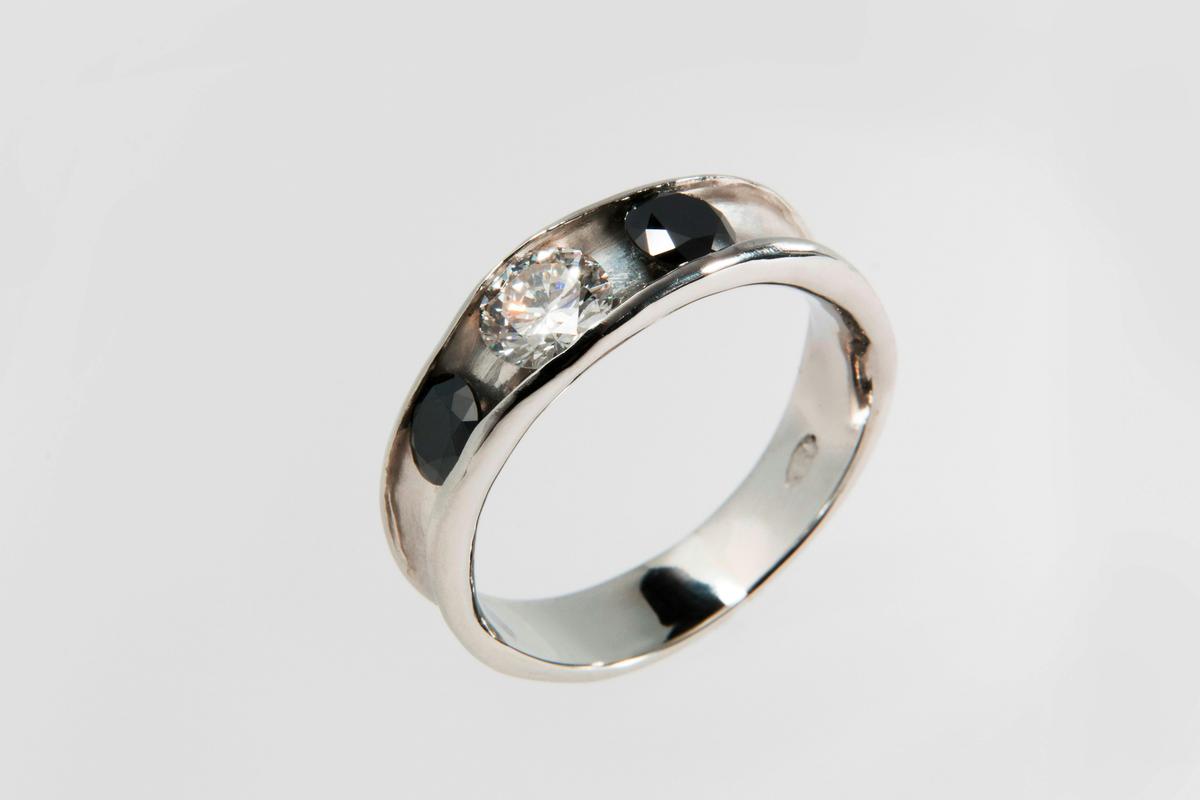 Platinum Groove Ring set with white Diamond and black diamonds