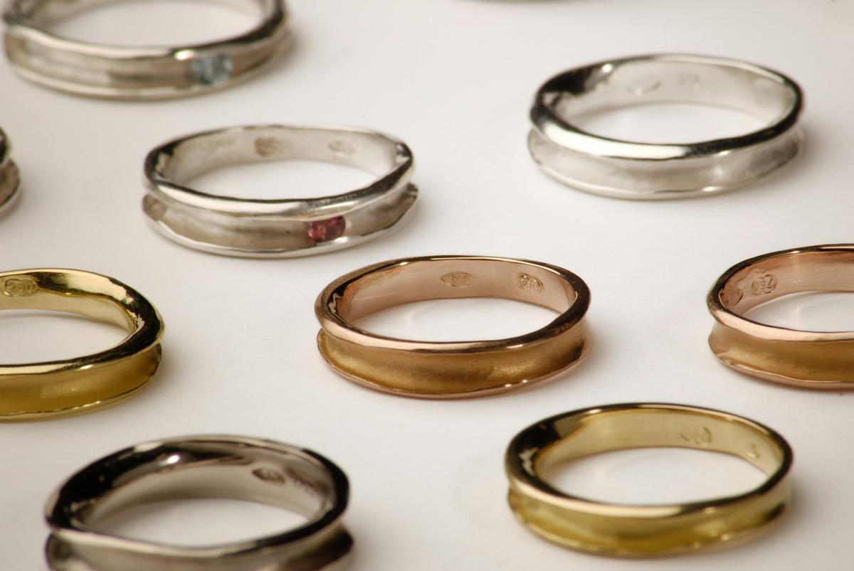 Groove rings in gold, rose gold, silver and pink tourmaline