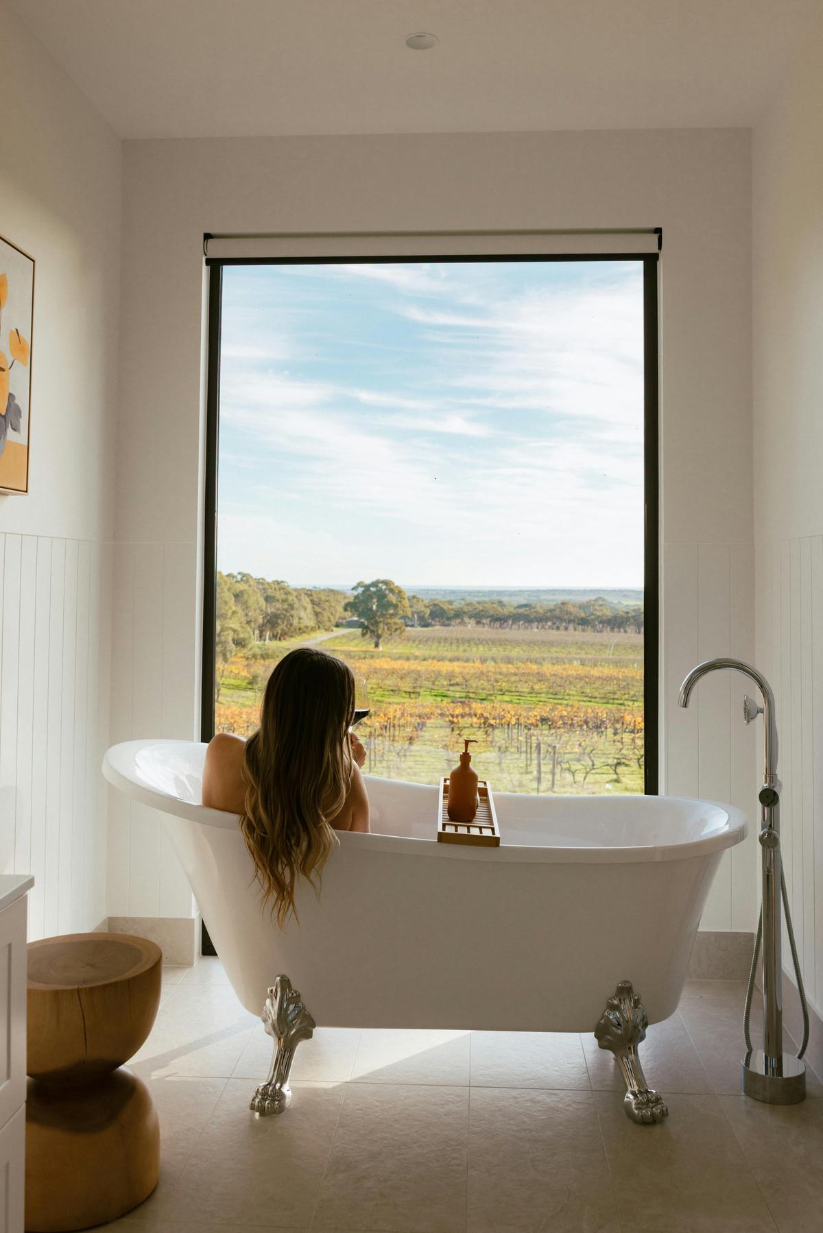 Free-standing bath with the best views