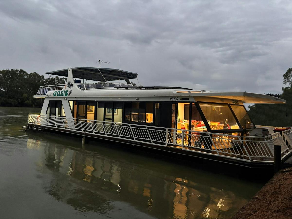 Oasis Houseboat