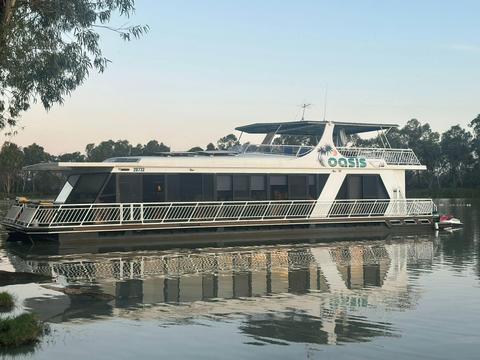 Oasis Houseboat