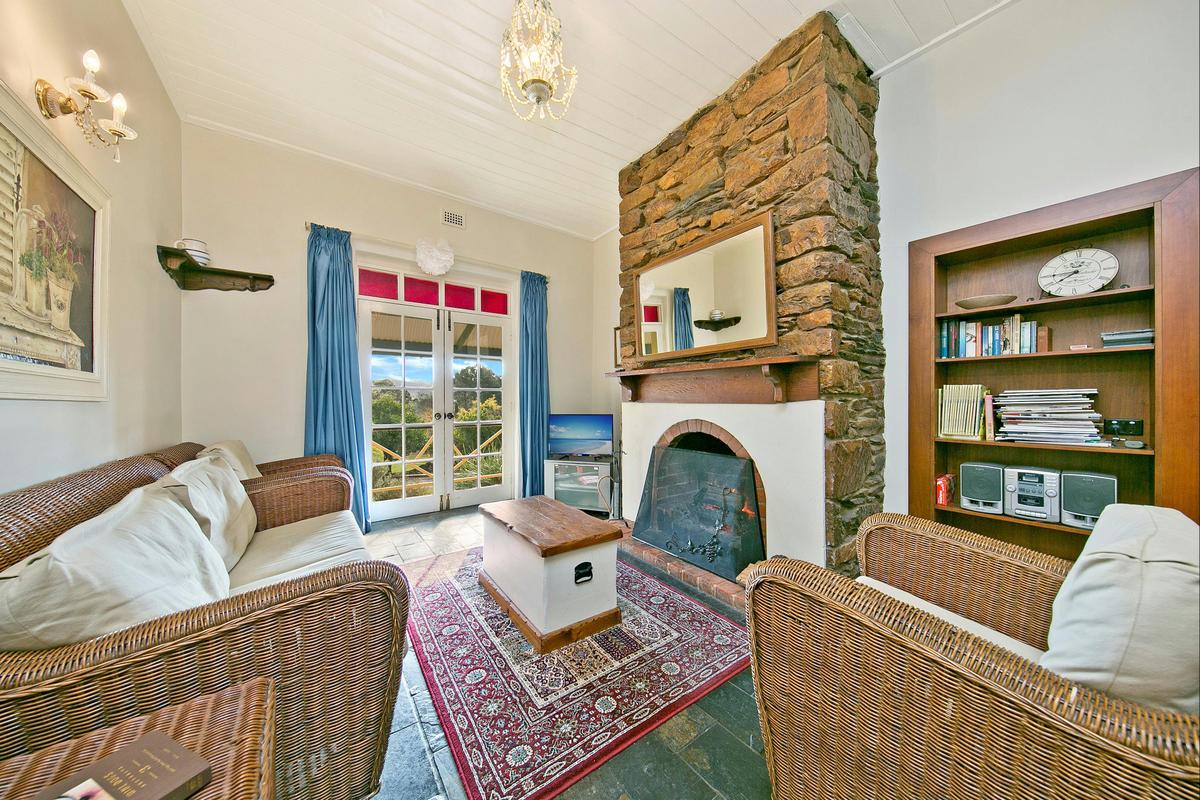 Mt Bera Vineyard Cottage BnB lounge room