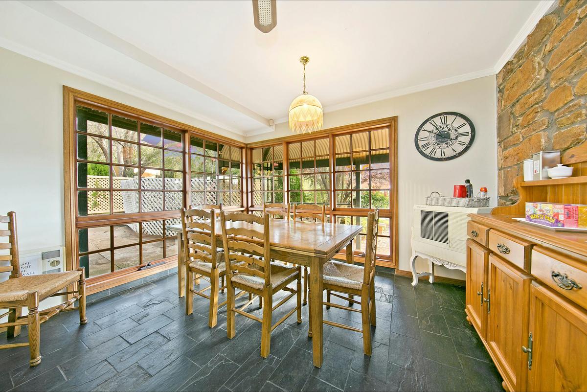 Mt Bera Vineyard Cottage BnB dining room