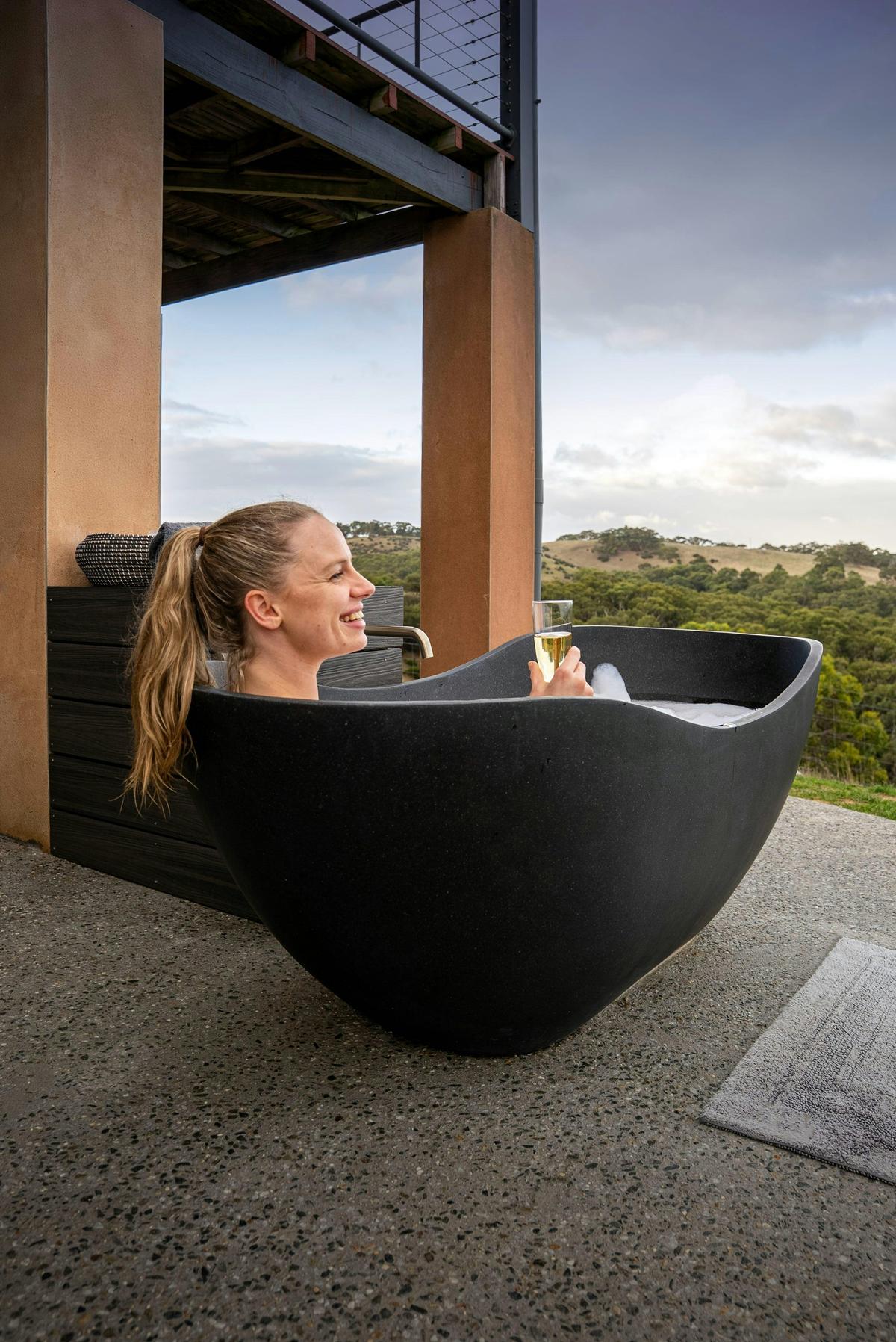 outdoor bath at Old Coach Road Estate