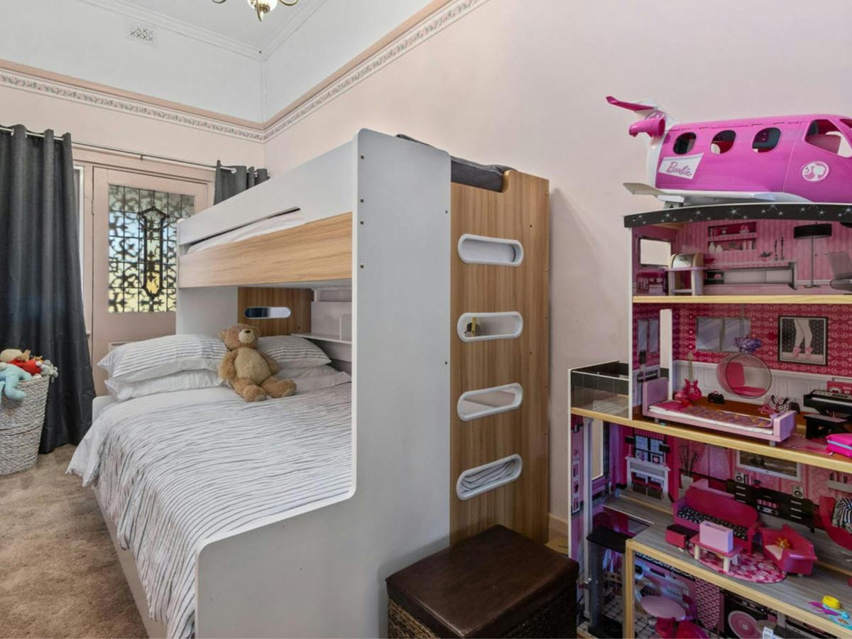 Bedroom 4 Queen Bunk with single on top