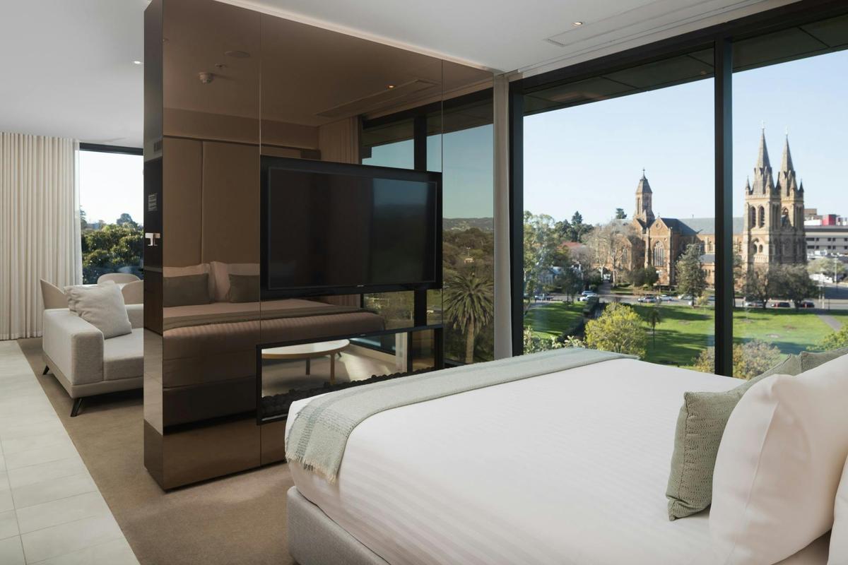 Oval Hotel Suite facing Cathedral