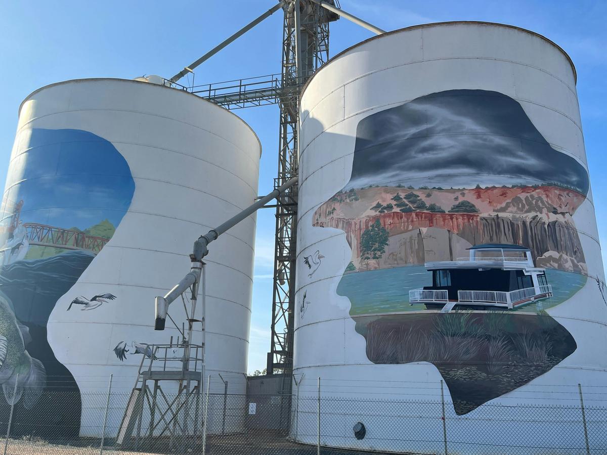 Paringa Silo Art - Houseboating