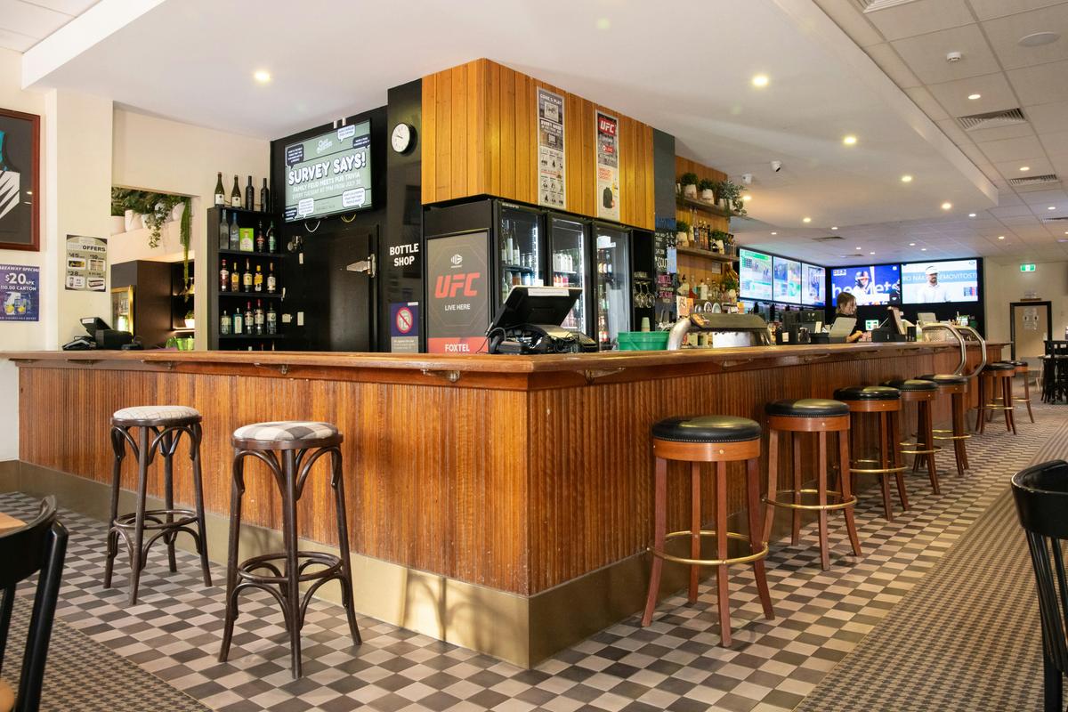 Enjoy Australian classics, local products and brilliant cocktails at the Old Noarlunga Hotel.