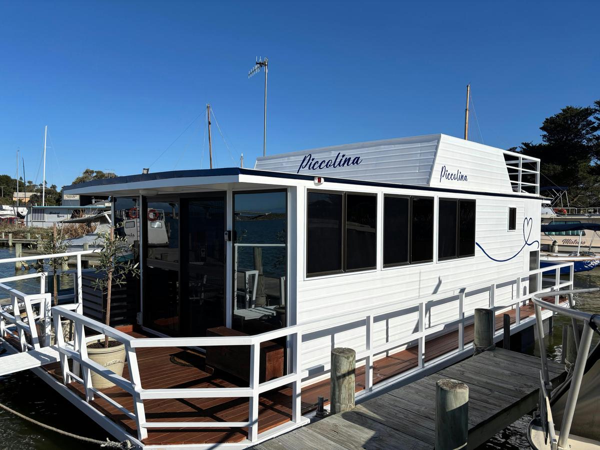 Side view of Piccolina floating accommodation