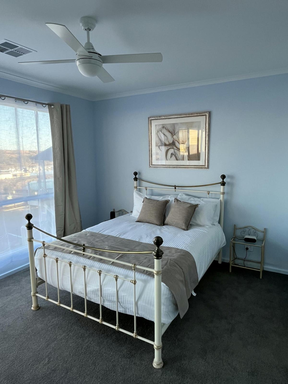 bedroom - queen bed