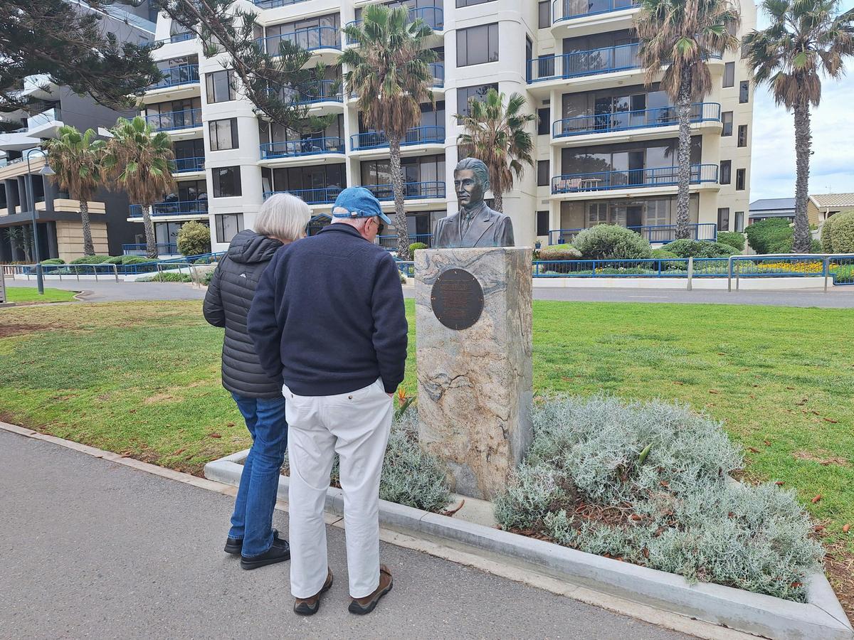 Discover Glenelg Walking Tour