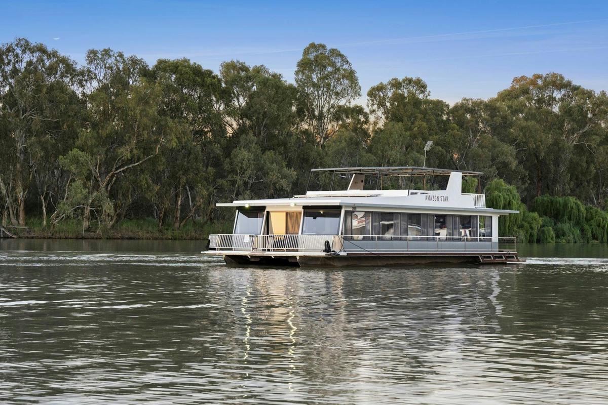Step aboard Amazon Star – luxury, space & river views for the ultimate Murray escape.