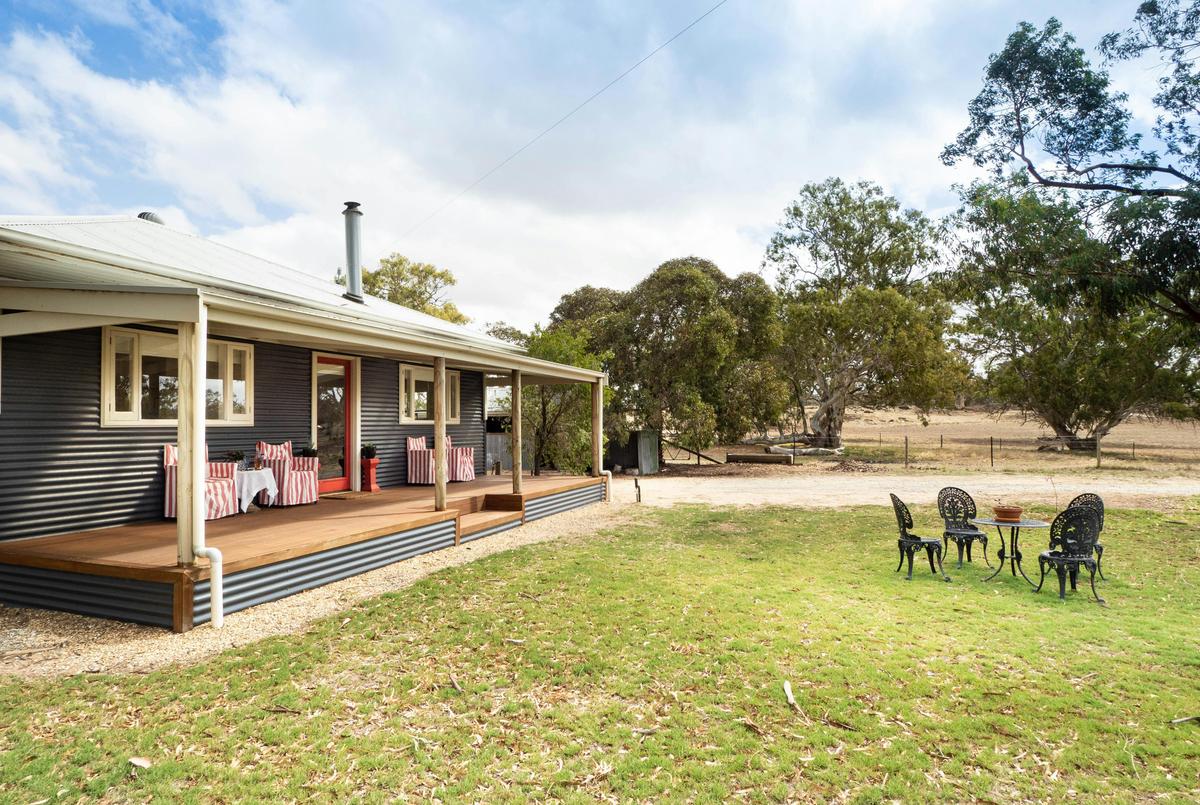 Rabbiters Hut Frontage