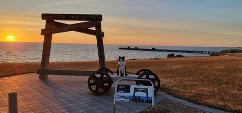 Rustic Frame Overlooking Edithburgh Jetty
