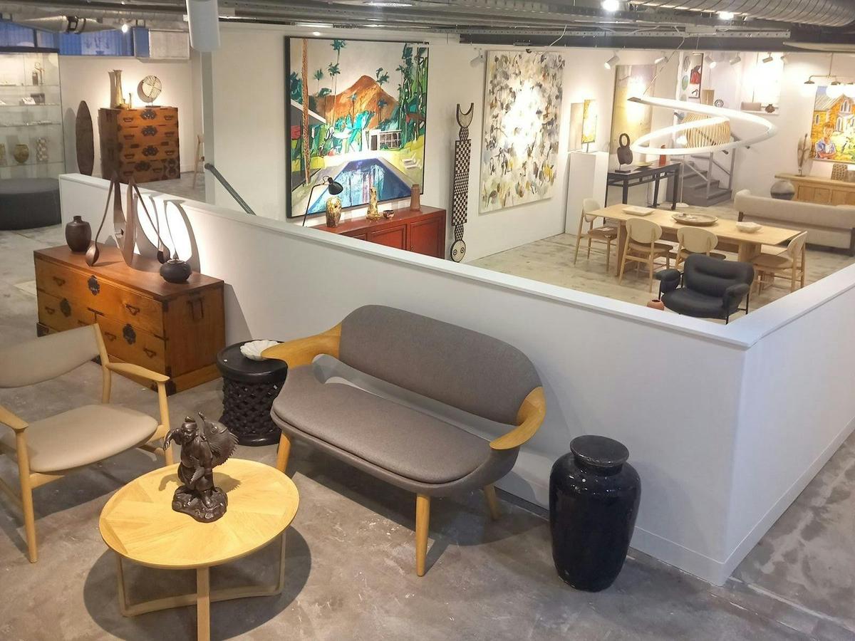 Image of furniture and artworks at the entrance to the gallery