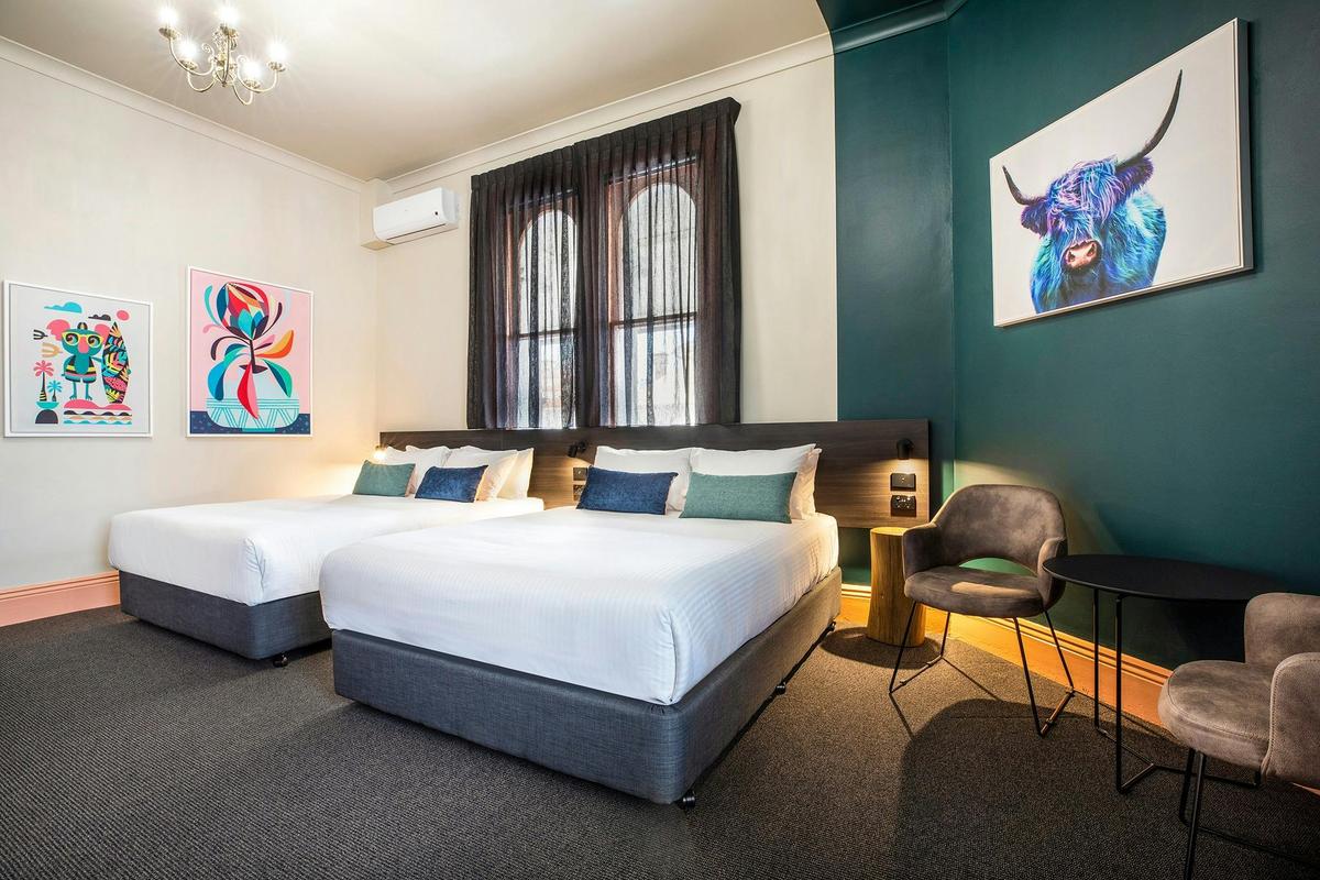Studio Twin Queen, shared bathroom facilities
